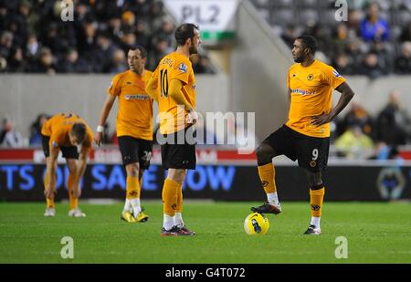 Steven Fletcher de Wolverhampton Wanderers (2e à droite) Et Sylvan Ebanks-Blake (à droite) attendent de se lancer après eux Prenez un but après Andrew Surman de Norwich City (non représenté) scores Banque D'Images