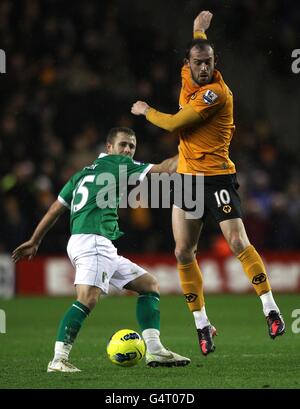 Football - Barclays Premier League - Wolverhampton Wanderers / Norwich City - Molineux.Steven Fletcher (à droite) de Wolverhampton Wanderers et David Fox de Norwich City se battent pour le ballon Banque D'Images