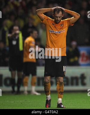 Football - Barclays Premier League - Wolverhampton Wanderers / Norwich City - Molineux.Steven Fletcher (à droite) de Wolverhampton Wanderers semble découragé après que son but ait été écarté par l'assistant de l'arbitre (à gauche) Banque D'Images