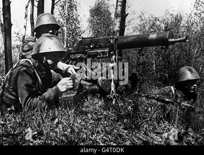 21/11/1938 - en ce jour de l'histoire - les forces nazies ont occupé l'ouest de la Tchécoslovaquie et ont déclaré à son peuple des citoyens allemands UNE équipe de mitrailleuses tchèques près de la frontière lors des manoeuvres de l'armée tchécoslovaque en 1938. L'armée tchèque a été laissée impuissante pour empêcher la cession des Sudètes à l'Allemagne en vertu de l'accord de Munich. L'occupation allemande a commencé le 1er octobre 1938. Banque D'Images