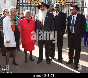 Des dirigeants aborigènes pro-républicains à l'extérieur de Buckingham Palace à Londres, où ils ont rencontré la Reine. (G-D) le professeur Marcia Langton, le Dr Lowitja O'Donoghue, Patrick Dodson, Gatjil Djerrukura et Peter Yu soutiennent des mesures de changement constitutionnel. * avant le référendum sur l'avenir de la monarchie. Banque D'Images