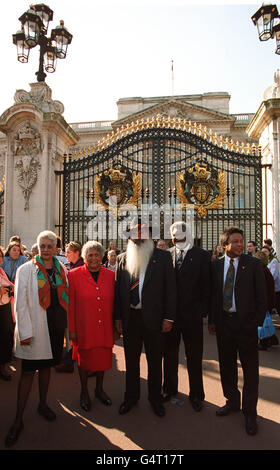 Des dirigeants aborigènes pro-républicains à l'extérieur de Buckingham Palace à Londres, où ils ont rencontré la Reine. (G-D) le professeur Marcia Langton, le Dr Lowitja O'Donoghue, Patrick Dodson, Gatjil Djerrukura et Peter Yu soutiennent des mesures de changement constitutionnel. * avant le référendum sur l'avenir de la monarchie. Banque D'Images