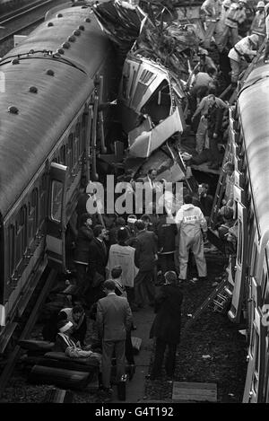 La scène près de Clapham Junction, dans le sud de Londres, après qu'un train de passagers bondé a planté à l'arrière d'un autre train bondé aux heures de pointe. Banque D'Images