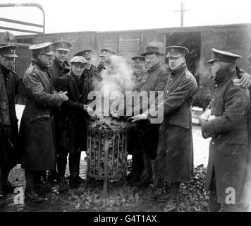 1er décembre 1925 : les troupes britanniques quittent Cologne, Allemagne.Les Tommies, principalement du Manchester Regiment, se félicitent de la chaleur d'un incendie en sortant de Cologne à la fin de l'occupation alliée de la ville après la première Guerre mondiale. Banque D'Images