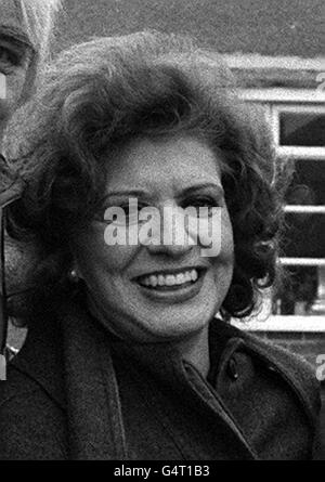 Pat Phoenix, actrice dans l'opéra de savon d'ITV 'Coronation Street' sur une piste de campagne du Labour à Chesterfield. Banque D'Images