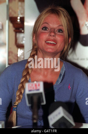 Ancien membre du groupe de filles The Spice Girls, la chanteuse Geri Halliwell au Palace Hotel de Manchester pour signer des copies de son autobiographie. Banque D'Images