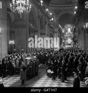 Le cercueil de Sir Winston Churchill est porté par les gardes Grenadier à travers la vaste congrégation de 3, 000, car il quitte la cathédrale Saint-Paul après les funérailles. Après le cercueil se trouvent les bourreurs de famille, dirigés par Lady Churchill et son fils Randolph. Sur le cercueil se trouve l'insigne de Sir Winston comme Chevalier du Garter. Banque D'Images