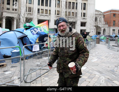 Un manifestant Occupy London se trouve à l'extérieur de la cathédrale Saint-Paul, dans le centre de Londres. Banque D'Images