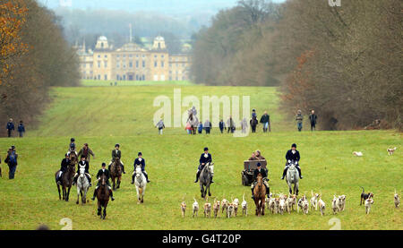 La chasse de Beaufort le lendemain de Noël se réunit à Worcester Lodge, Gloucestershire. APPUYEZ SUR ASSOCIATION photo. Date de la photo: Lundi 26 décembre 2011. Voir PA Story POLITICS Hunt. Le crédit photo doit être lu : Tim Ireland/PA Wire Banque D'Images