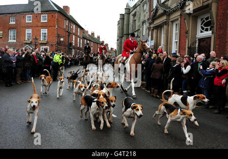 Après Noël chasses.Le Boxing Day Atherstone Hunt passe par main Street dans Market Bosworth, Leicestershire. Banque D'Images