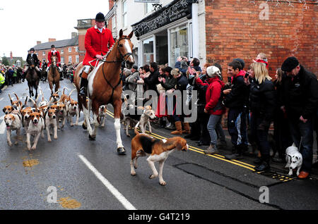 Après Noël chasses.Le Boxing Day Atherstone Hunt passe par main Street dans Market Bosworth, Leicestershire. Banque D'Images