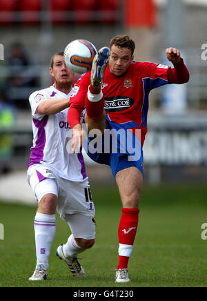 Dagenham & amp ; Brian Woodall de Redbridge et Gary Borrowdale de Barnett se battent pour le ballon pendant le match de npower football League Two au L.B Barking et au stade Dagenham, Dagenham. Banque D'Images