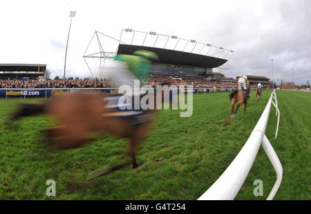 Le terrain passe devant la tribune lors de la course d'obstacles de Noël williamhill.com à Kempton Park. Banque D'Images