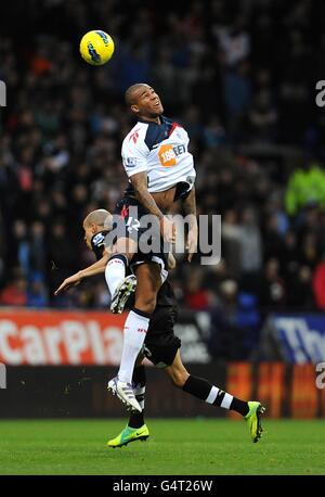 Le Chevalier Zat de Bolton Wanderers et Gabriel Obertan de Newcastle United (à gauche) bataille pour le ballon Banque D'Images