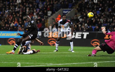 Football - Barclays Premier League - Bolton Wanderers / Newcastle United - Reebok Stadium.Demba Ba (à gauche) de Newcastle United marque le second but de son côté Banque D'Images