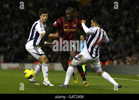 Football - Barclays Premier League - West Bromwich Albion / Manchester City - The Hawthorns.Yaya Toure (au centre) de Manchester City passe par les kitles de Jerome Thomas (à droite) et Shane long de West Bromwich Albion Banque D'Images