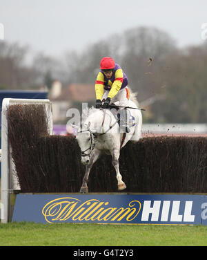 Les Grands crus de Tom Scudamore sautent la clôture finale Pour gagner le Steeple Chase de Feltham novices williamhill.com Banque D'Images