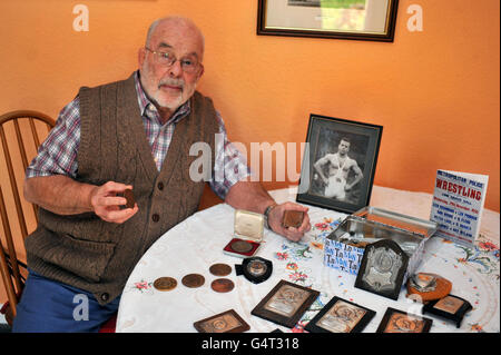 L'ancien lutteur olympique Ray MyLand, de Leigh-on-Sea, dans l'Essex, présente une collection de médailles et de trophées, y compris une médaille pour la compétition aux Jeux Olympiques de Londres en 1948. Banque D'Images