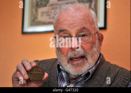 L'ancien lutteur olympique Ray MyLand, de Leigh-on-Sea, dans l'Essex, montre sa médaille pour sa compétition aux Jeux Olympiques de Londres en 1948. Banque D'Images