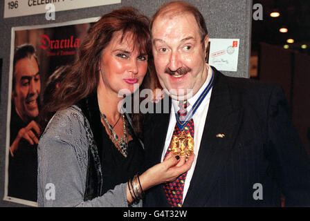 Caroline Munro, ancienne star de Bond Girl et Hammer Horror, avec Gorden Kaye l'actuel King Rat of the Grand Order of the Water rats, une œuvre caritative de showbiz, à l'ouverture de Collect '99 au centre d'exposition de Wembley à Londres.(Gordon Kaye orthographe incorrecte) * Collect '99 est une exposition avec des objets allant du modesl aux timbres, aux autographes et aux souvenirs de la télévision et du film. Banque D'Images