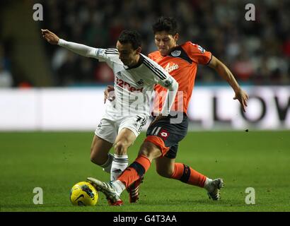 Football - Barclays Premier League - Swansea City / Queens Park Rangers - Liberty Stadium.Alejandro Faurlin (à droite) des Rangers du Queens Park et Leon Britton (à gauche) de la ville de Swansea se battent pour le ballon Banque D'Images