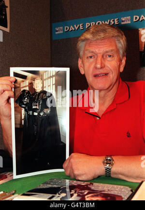 Acteur et ancien body Builder David Prowse qui a joué Darth Vader dans la trilogie Star Wars originale des films, à l'ouverture de Collect '99 au Wembley Exhibition Centre de Londres. * Collect '99 est une exposition avec des articles allant des modèles aux timbres, aux autographes et aux souvenirs de la télévision et du film. Banque D'Images