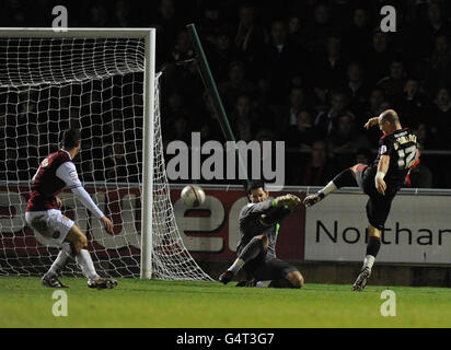 Alan McCormack, de Swindon Town, a passé Shane Higgs, gardien de but de Northampton Town, pour le but gagnant du match npower League Two au stade Sixfields, à Northampton. Banque D'Images