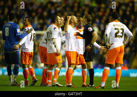 Les joueurs de Blackpool protestent contre l'arbitre Craig Pawson au sujet de la carte rouge présentée à Barry Ferguson lors du match du championnat npower à St Andrews, Birmingham. Banque D'Images