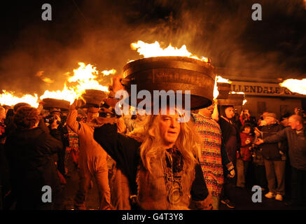 Les barils de goudron sont éclairés pour souligner le nouvel an de la traditionnelle parade des barques de goudron de l'Allendale, dans le Northumberland. Banque D'Images