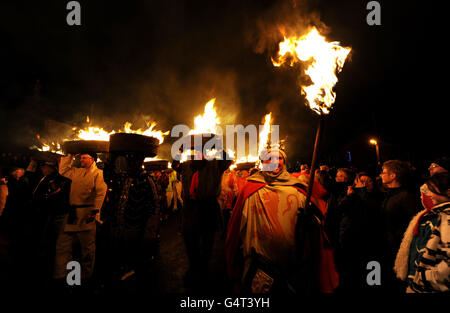 Les barils de goudron sont éclairés pour souligner le nouvel an de la traditionnelle parade des barques de goudron de l'Allendale, dans le Northumberland. Banque D'Images