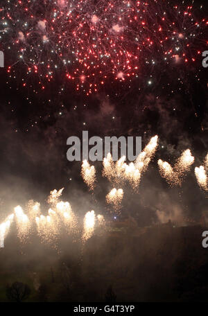 Feux d'artifice au-dessus du château d'Édimbourg pendant les célébrations marquant la nouvelle année à la fête de la rue Hogmanay, Édimbourg. Banque D'Images