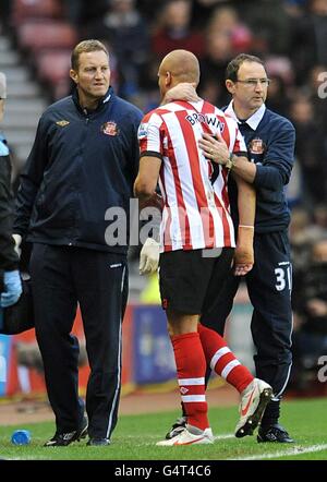 Martin O'Neill, directeur de Sunderland (à droite), reconnaît Wes Brown (au centre) qui est remplacé par une blessure Banque D'Images