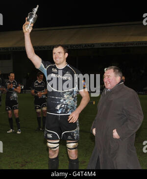 Le Président du Rugby écossais Ian McLauchlan (à droite) présente le capitaine des guerriers de Glasgow Al Kellock avec un trophée après la victoire sur Édimbourg lors du match de la Ligue RaboDirect PRO12 au stade Firhill, à Glasgow. Banque D'Images