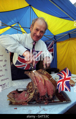 Denis Cronk, de North Devon, fait monter un rôti de bœuf britannique sur une broche devant l'ambassade de France à Londres, alors que les agriculteurs de l'Ouest protestent contre l'interdiction française d'importer du bœuf britannique. Banque D'Images