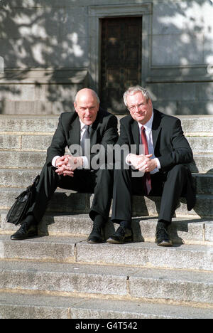 Chris Smith (R), secrétaire à la culture, avec le nouveau président de English Heritage, Sir Neil Cossons, à Londres.Sir Neil succédera à Sir Jocelyn Stevens, dont le mandat expire le 31 mars 2000.*M. Smith a également confirmé que Sir Neil a été nommé commissaire du patrimoine anglais avant d'occuper la présidence le 1er avril 2000.Il préside actuellement le Comité d'archéologie industrielle du patrimoine anglais. Banque D'Images