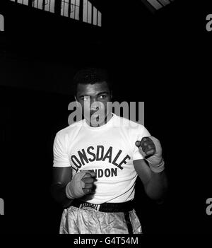 Muhammad Ali, alors connu sous le nom de Cassius Clay, dans la piour d'entraînement à défendre son titre de champion du monde de poids lourd contre Henry Cooper à Londres. Banque D'Images