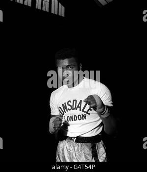 Muhammad Ali, alors connu sous le nom de Cassius Clay, dans la piour d'entraînement à défendre son titre de champion du monde de poids lourd contre Henry Cooper à Londres.17/01/02: Ali fête son 60ème anniversaire. Banque D'Images