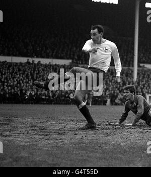 Alan Gilzean de Tottenham Hotspur en action marquant le premier but après Chelsea, pendant le derby de la première division de Londres, à White Hart Lane. Banque D'Images