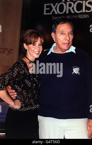 L'actrice Linda Blair avec l'écrivain/producteur William Peter Blatty lors d'une signature vidéo au Trocadéro de Londres, après la levée tant attendue de l'interdiction de 15 ans sur le film l'Exorcist. Banque D'Images