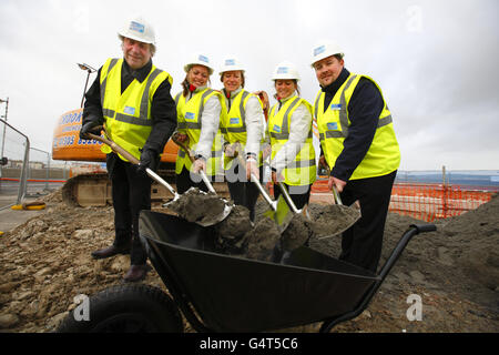 Lucy (deuxième à partir de la droite) et Kate MacGregor (deuxième à partir de la gauche), Annie Lush, Graham Winter, maire de Weymouth (à gauche) et Craig Dunkerley de Sea Life assistent à une cérémonie de démolition sur la jetée de Weymouth, où une tour d'observation est en construction avant les Jeux Olympiques de cette année. Banque D'Images