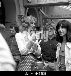 L'actrice Vanessa Redgrave et son frère Corin, éminent gauchiste dans Equity, le syndicat des acteurs, pendant le déjeuner-pause de la réunion annuelle du syndicat à Londres. Corin Redgrave a proposé une résolution d'urgence, qui a été adoptée, appelant Lord Olivier, Derek Bond et d'autres à être invité à rendre compte des rapports de la presse selon lesquels ils ont menacé de former un corps séparatiste de gaunistes pris le contrôle du syndicat. M. Bond a nié qu'il y avait une quelconque vérité aux allégations. Banque D'Images