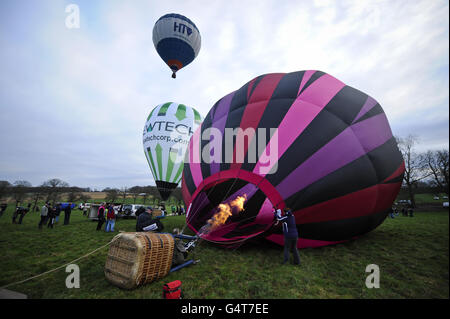 Photo. Les équipages gonflent leur ballon d'air chaud à l'aide d'un brûleur au propane lors de la 40e rencontre annuelle internationale de ballons de glace, qui a lieu le premier week-end complet de janvier et auxquels ont assisté des pilotes et des équipes de ballons du monde entier. Rassemblement dans un champ près de Savernake Forrest, près de Marlborough, pour prendre l'avion à travers la campagne du Wiltshire. Banque D'Images