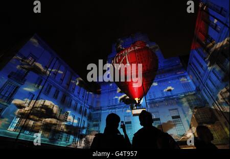 Une projection 3D à 270 degrés entièrement immersive pour Virgin Money apparaît dans la cour de la bibliothèque du Sénat de l'Université de Londres pour lancer les 40 années de l'entreprise. Maintenant dans la campagne d'une banque. APPUYEZ SUR ASSOCIATION photo. Date de la photo: Mardi 10 janvier 2011. Sir Richard Branson, président du groupe Virgin, a lancé la projection de trois minutes qui a raconté l'histoire de Virgin, des voyages spatiaux, des trains, des disques, des avions de Virgin Atlantic et des ballons à air chaud à une succursale de Virgin Money devant un public d'environ 200 personnes. Le crédit photo devrait se lire: David Parry/PA Wire Banque D'Images