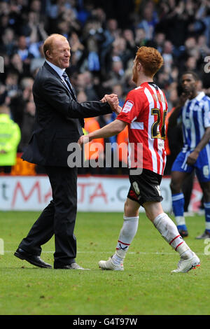 Football - npower football League One - Sheffield United v c - Bramall Lane.Stephen Quinn (à droite) de Sheffield United secoue la main avec Gary Megson (à gauche), le directeur de Sheffield Wednesday après le match Banque D'Images