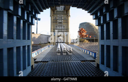 Storm Troopers se sont empais de la Tour Bridge de Londres à Miniland à Legoland Windsor en tant que paysage LEGO miniature, a été repris par les héros et les méchants de Star Wars pour marquer l'ouverture en mars d'un nouveau Miniland de Star Wars au Windsor Resort. Banque D'Images