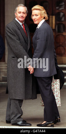 Neil et Christine Hamilton arrivent à la High court de Londres, où M. Hamilton, ancien député conservateur de Tatton à Cheshire, poursuit le patron de Harrods, Mohamed Al Fayed, dans le cadre d'un programme Channel 4 Dispatches de janvier 1997. * M. Al Fayed a allégué dans le programme que M. Hamilton avait demandé et accepté des paiements en espèces, des chèques-cadeaux et des vacances gratuites au Ritz de Paris en échange de questions parlementaires au nom de Harrods. Banque D'Images