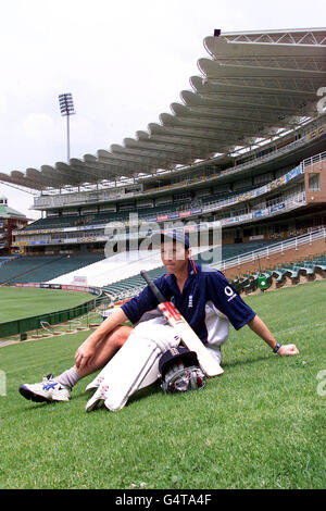 Le batteur d'Angleterre Michael Atherton aux Wanderers à Johannesburg, en Afrique du Sud, pendant la tournée de cricket de l'Angleterre en Afrique du Sud et au Zimbabwe. La dernière fois qu'il a joué à ce terrain, il a marqué 185 pas dehors pour sauver le Test match contre l'Afrique du Sud. Banque D'Images