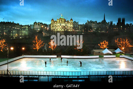 Les ouvriers ont mis la touche finale à la patinoire d'Édimbourg dans les jardins de Princes Street, sous le bâtiment de la Banque d'Écosse, alors que les préparatifs commencent pour les célébrations du nouvel an, Hogmanay. Banque D'Images