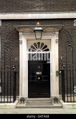 La porte du 10 Downing Street, Whitehall, Londres, résidence officielle du Premier ministre britannique. Banque D'Images