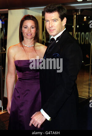 Le comédien James Bond Pierce Brosnan et son partenaire Keely Shaye-Smith arrivent pour la création de la Charité européenne de « The World is not suffisant », à l'Odeon Leicester Square, Londres. * Smith portait un collier de 51 diamants valant 3.5 millions à la première. Banque D'Images